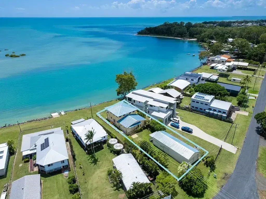 Sandbar on Moreton – Waterfront -5 bedrms-3 baths-Sleeps 10-WiFi-2 TVs-Linen