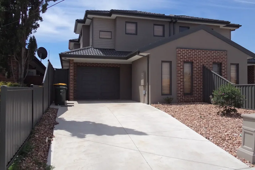 Modern Family Excellence in a Prime Kings Park Location!