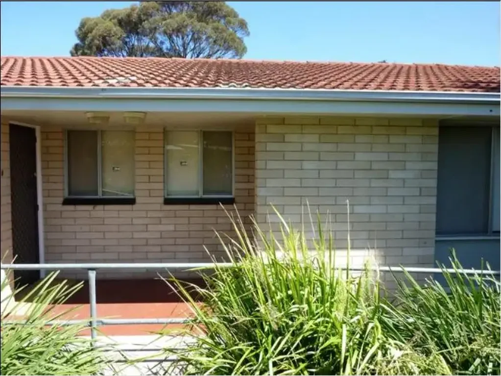 Studio apartment close to local shops, transport and a short drive to University of South Australia