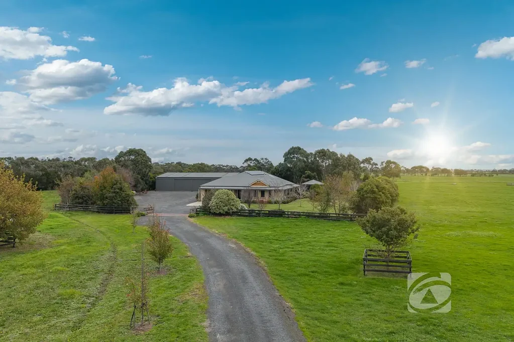 Lang Lang 4房  Lifestyle Haven on 30 Acres with Exceptional Shedding