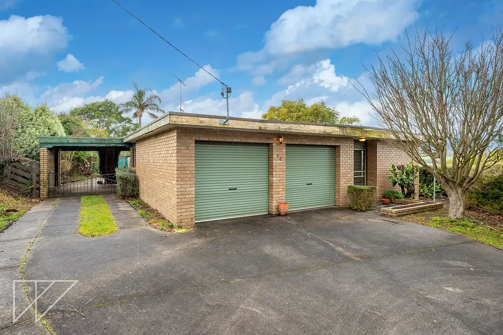 Warragul 5房  Spacious Family Home with Views – Ready for Its Next Chapter