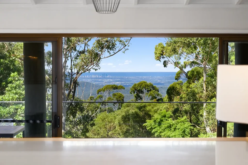 Tamborine Mountain 4房  Gold Coast Skyline Views from Renovated Mountain Sanctuary!