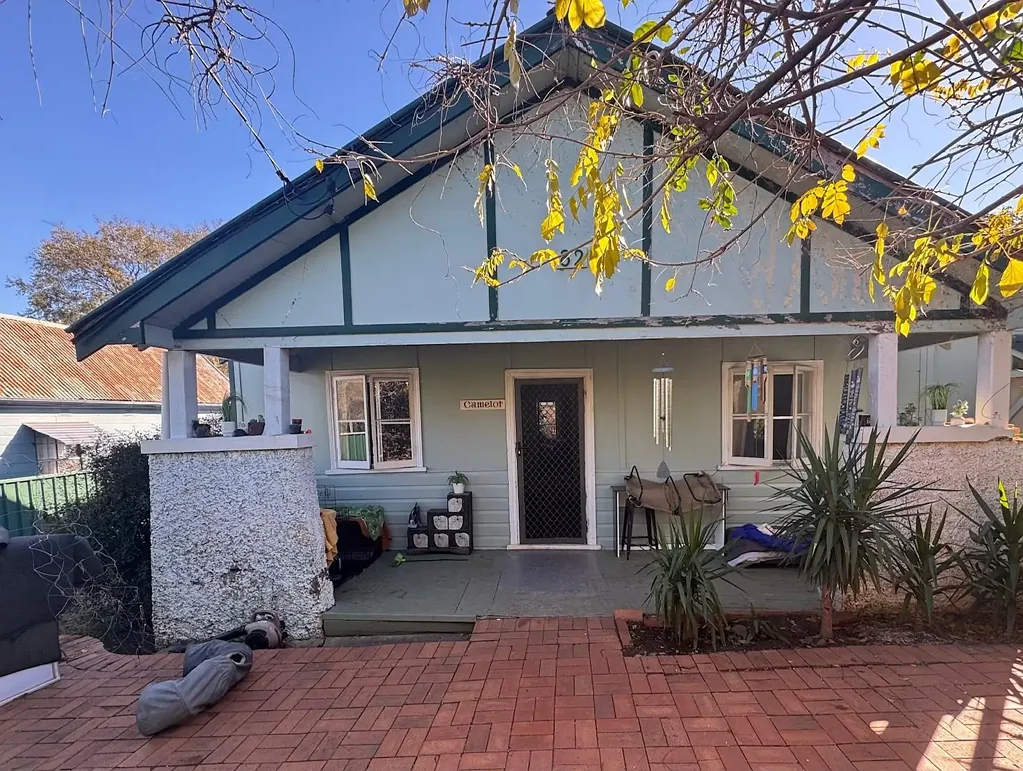 Tamworth 2 Bedroom EAST TAMWORTH – “Camelot”… To Renovation Or Not To Renovate.