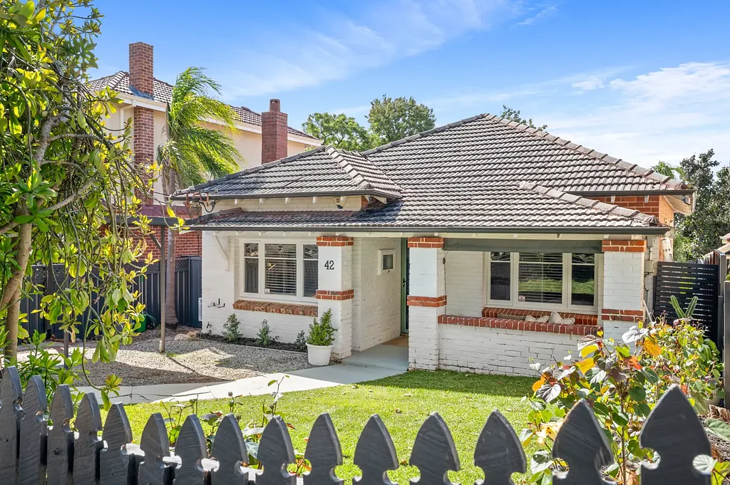 Kensington 3房  Charming 1950s character home with granny flat, close to the river's edge.