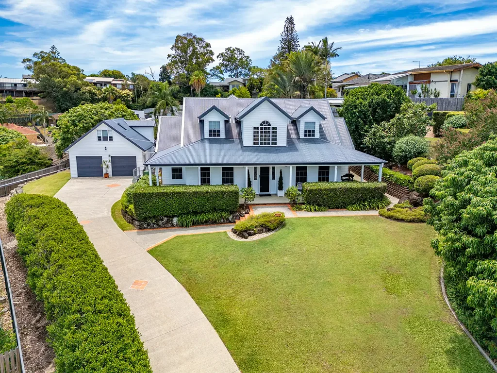 Ashmore 4 Bedroom MASTER BUILDER'S OWN HOME ... PICTURE-PERFECT PRESENTED ... PRIVATE 1,302m2 ALLOTMENT ... PANORAMIC VIEWS !!!