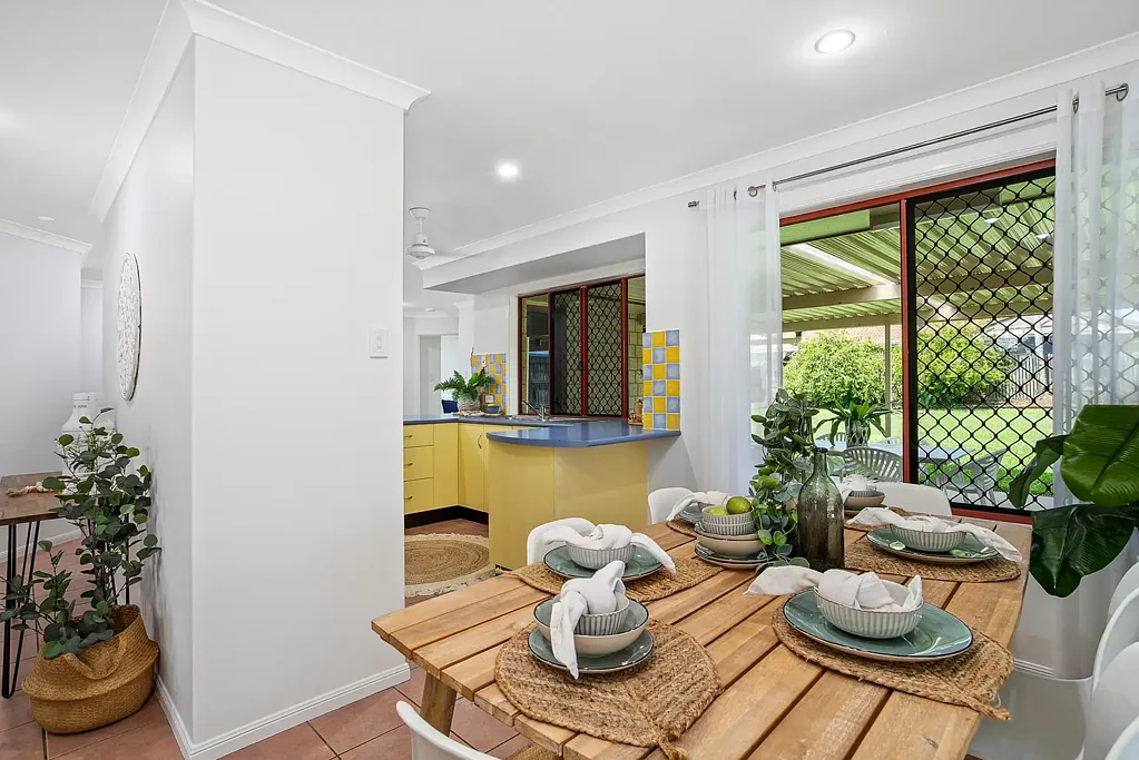 Beaconsfield 4 Slaapkamer Stylish and Comfortable Home Offering Indoor-Outdoor Harmony