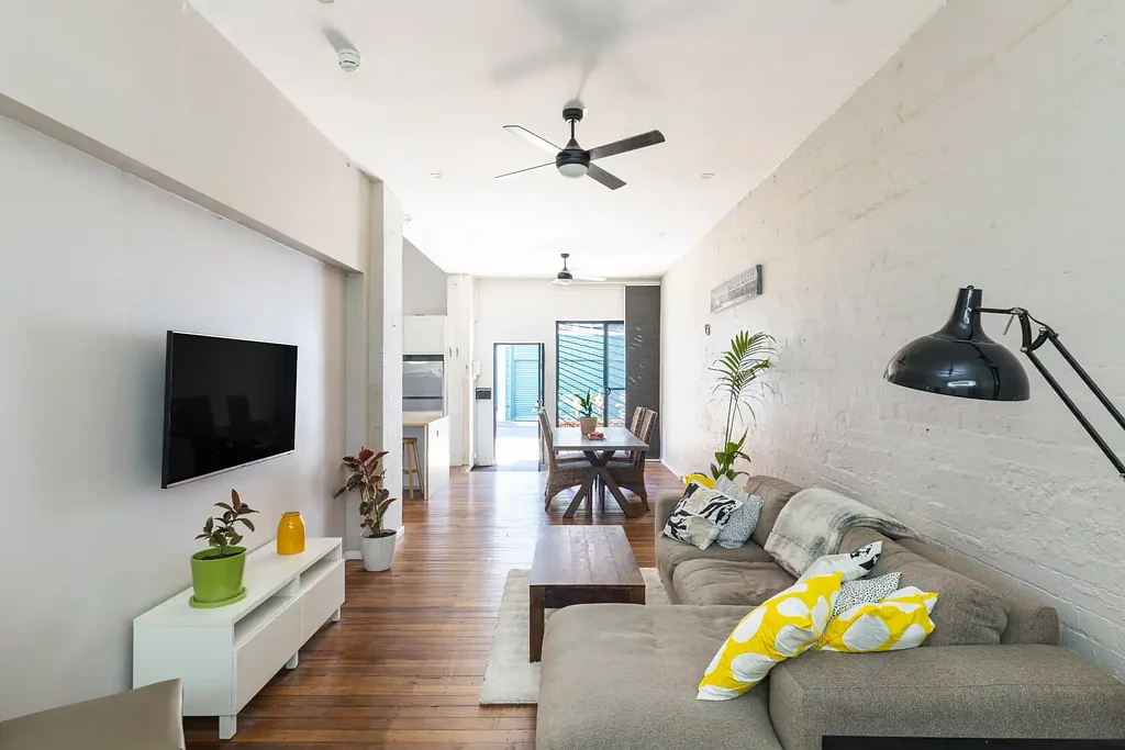 Redfern 1બેડરૂમ Oversized converted warehouse with own street entry