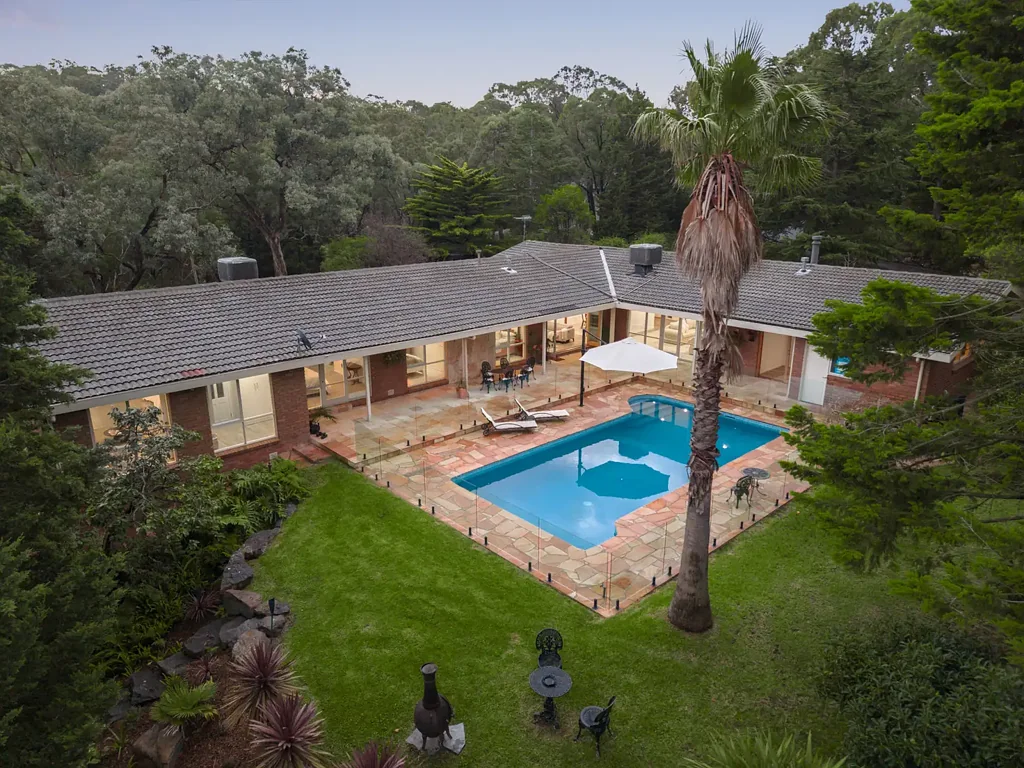 Plenty 4 Bedroom Peace And Privacy Without Compromising On Convenience!