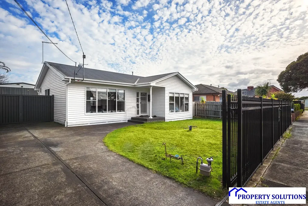Dandenong North 3chambre Immaculately Renovated Home on 618sqm in Prime Dandenong North Locale