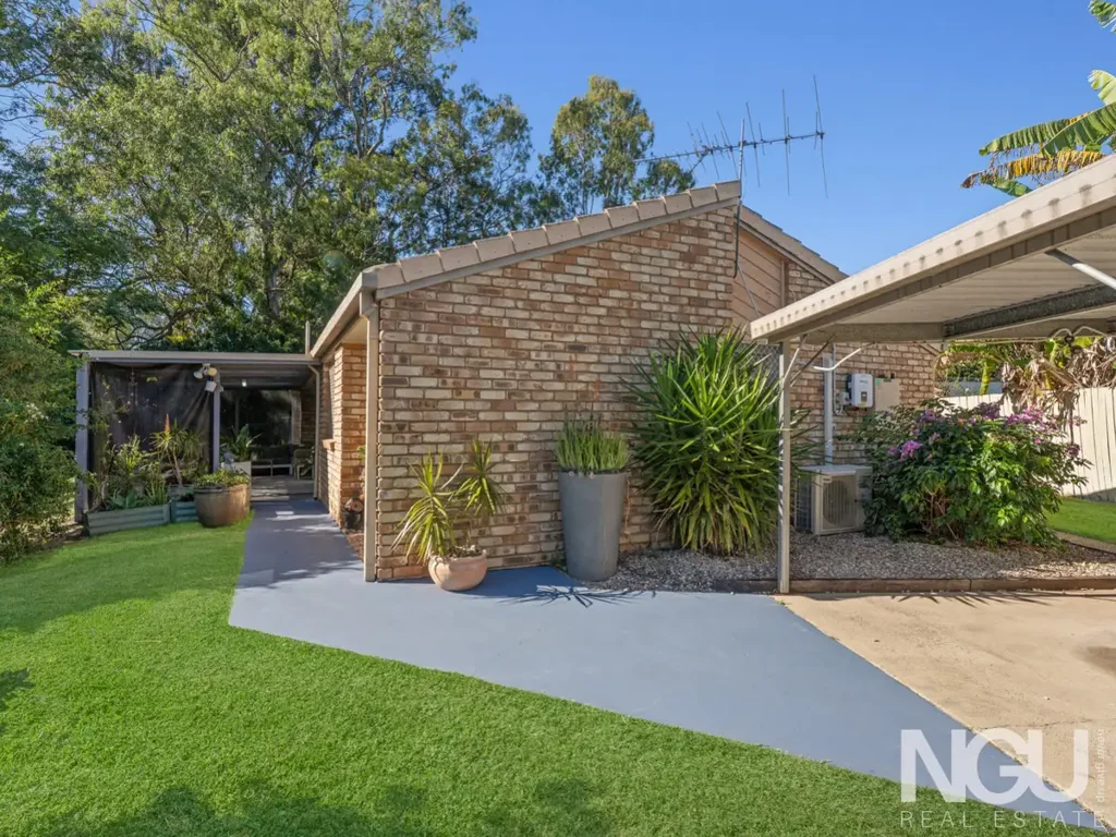 Karana Downs 4 Slaapkamer Stylish Family Living in Sought-After Karana Downs!