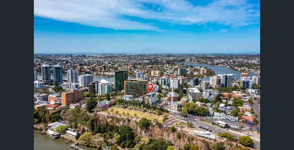 Nestled in the vibrant and picturesque suburb of Kangaroo Point, this property offers an exceptional living experience that combines modern comfort