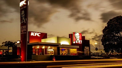 简直了！今年1月太魔幻，西区打破一项记录！奶牛被大水冲到KFC；新总理官宣利好，关系你的钱包……