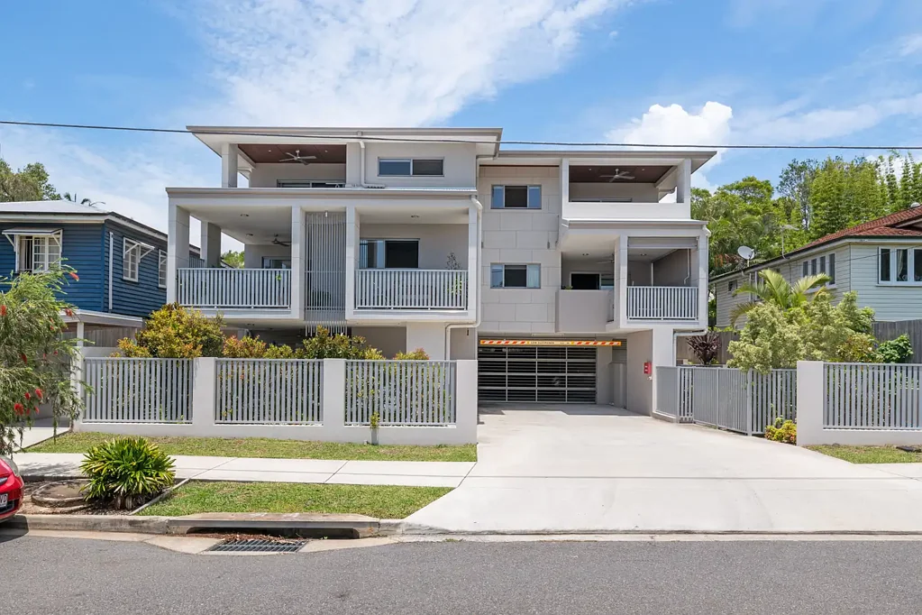 Nundah 2房 Nundah中心地带 精装修公寓 开放式布局 现代厨房 私人阳台 主套房带套间 安全地下停车 Effortless Style and Unmatched Convenience