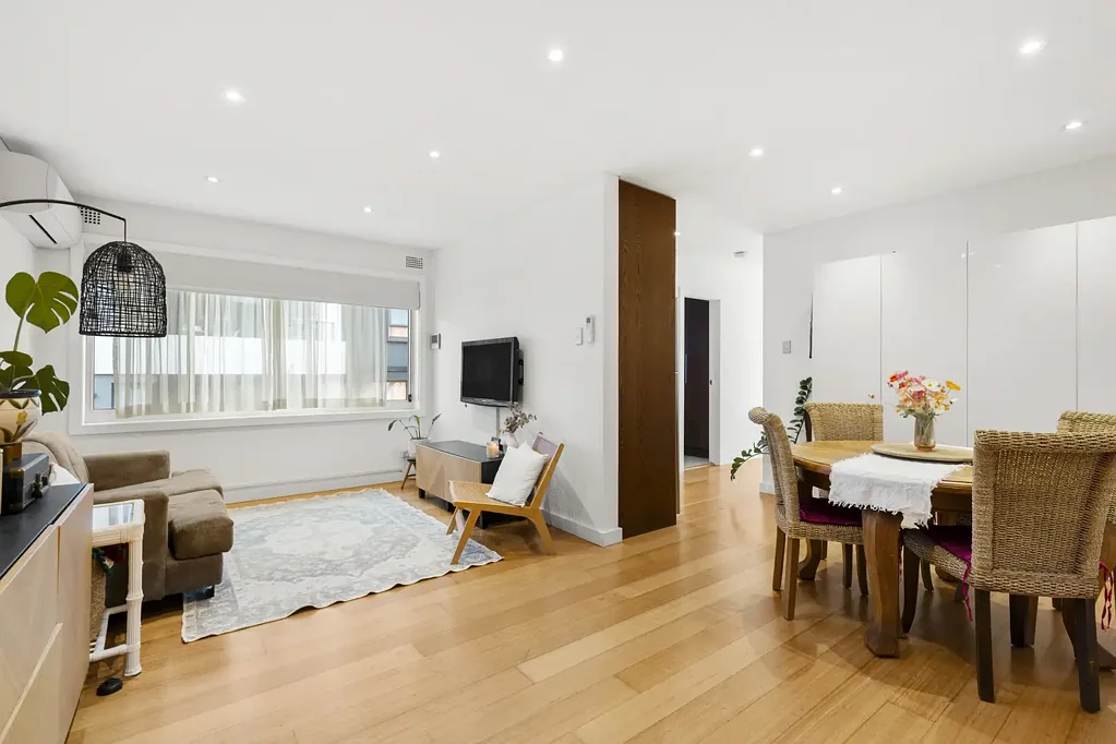 Convenient Coastal Apartment