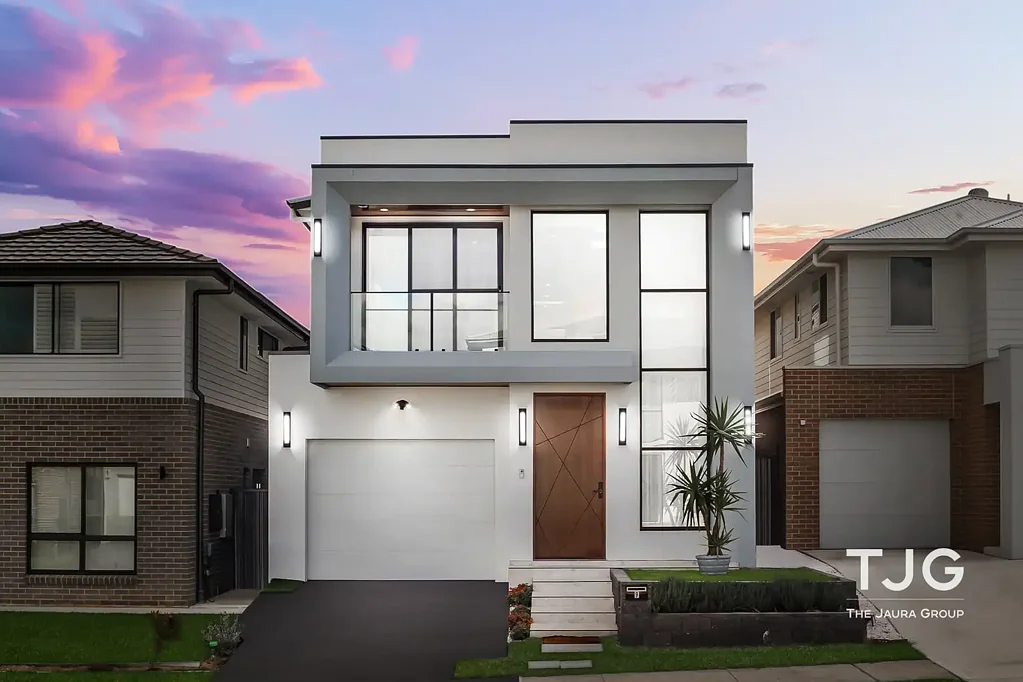 Oakville 5房  建筑设计豪华住宅 | 双主卧套房 | 多个生活区域 | 近新现代家庭住宅  Architecturally Designed Luxury Residence | Dual Master Suites | Multiple Living Zones | Near-New Contemporary Family Home