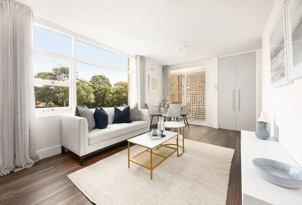 Light Filled Renovated Apartment in Premier Position