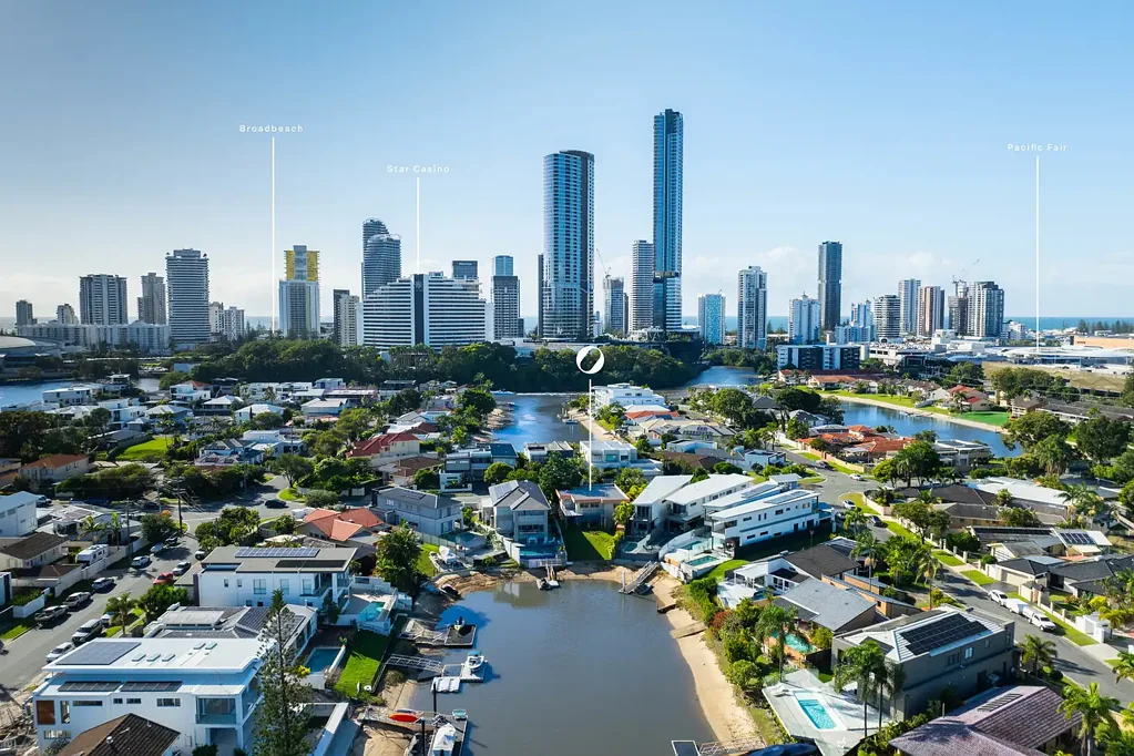 Broadbeach Waters 3房  First Time Offered in Over 30 Years - Rare Waterfront Opportunity in Blue-Chip Broadbeach Waters