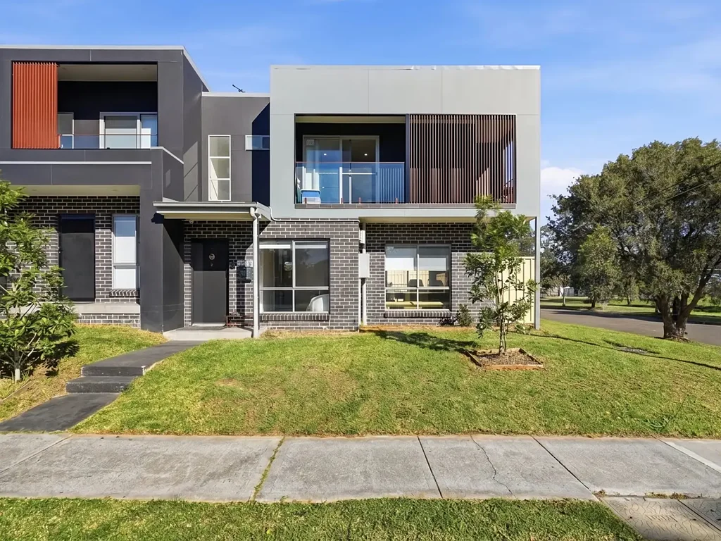 Casula 3房 现代联排别墅，精品社区内，临街街角地块 Modern Townhouse in a Boutique Setting - Street Facing - Corner Block