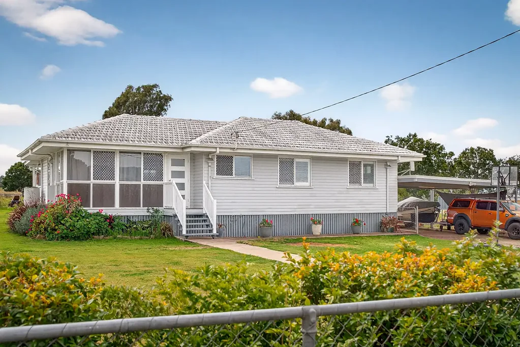 Lowood 5房 宽敞2824平米地块 新建granny flat 近新shed 低维护花园 6kw太阳能 双车位车库 安全纱窗 Rare Dual Living Opportunity with Granny Flat & Shed - 2 Minutes to Lowood & Move In Ready