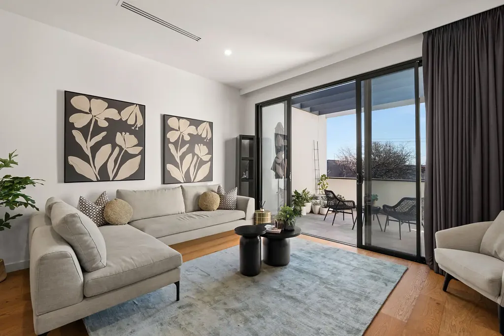 Norwood 3Habitaciones Near-New, North-Facing Townhouse in a Blue-Chip Location