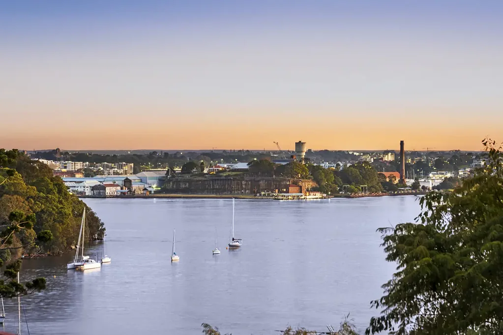 Greenwich 4Habitaciones Private garden entertainer wows with bay views and a multi-gen studio