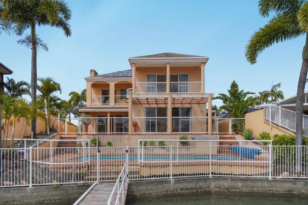 Runaway Bay 6房  A Magnificent Waterfront Residence with Panoramic Views