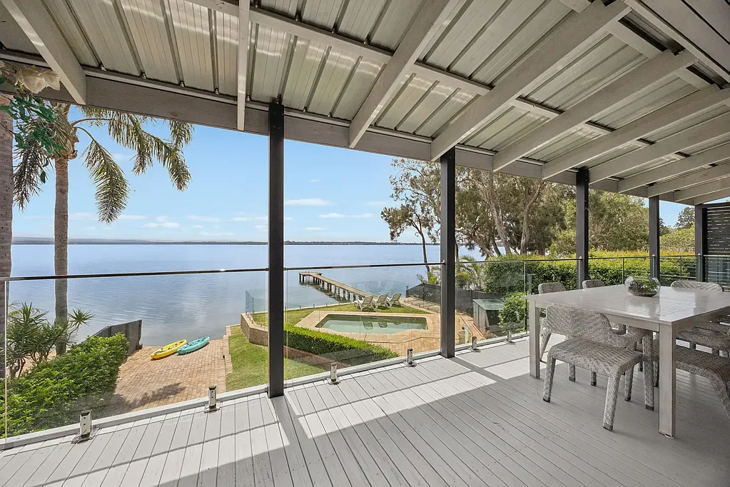 Toukley 5ਬੈੱਡਰੂਮ Bespoke tri-level absolute waterfront