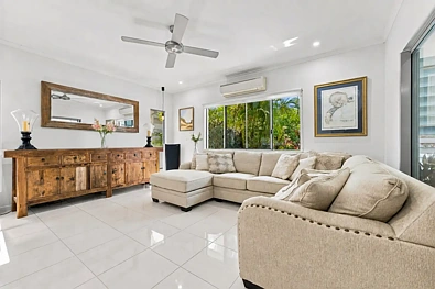 लिविंग रूम - 128 Harbour Drive, Trinity Park, QLD 4879