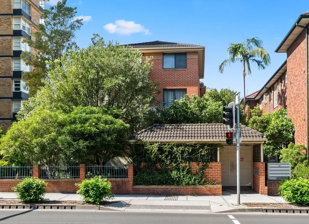 Oversized Two-Bedroom Apartment in a Prime Lifestyle Location