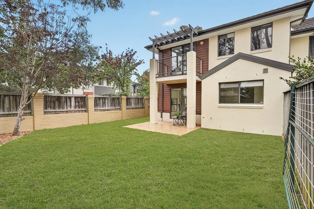 Quakers Hill 4房 全新升级四卧 宽敞起居用餐 设备齐全厨房 主卧带套 私密后院视野开阔 步行可达学校车站购物中心 Freshly Updated Family Home in a Secure Estate