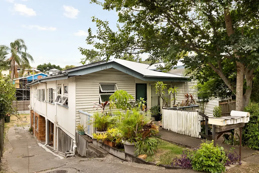 Clayfield 9房 蓝筹地段六套公寓 627平米北向地块 年收12万3 千亩投资潜力 Fully tenanted block of flats returning $123,760 per annum