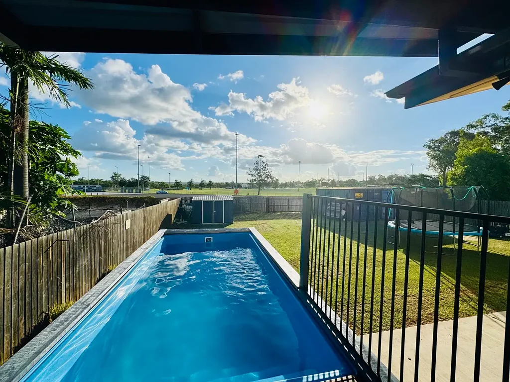 Moranbah 3Kwarto NEW POOL, ENVIABLE LOCATION, INDOOR AND OUTDOOR KITCHENS, LARGE UNDERCOVER DECK