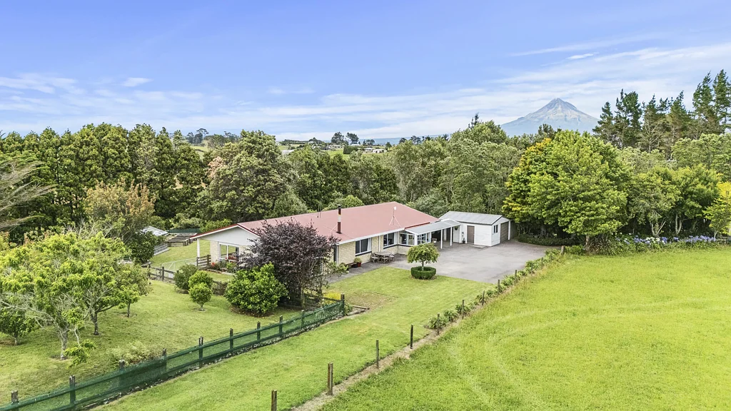 Inglewood 4 Slaapkamer Waiongana lifestyle with views!
