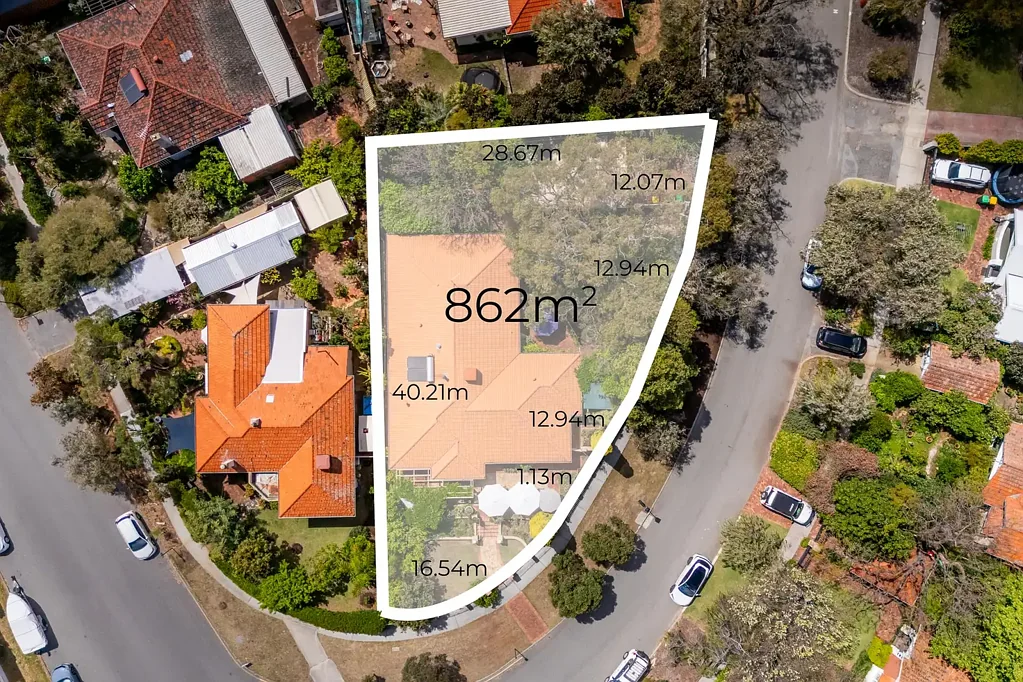 Daglish 4ਬੈੱਡਰੂਮ Family home with R80 redevelopment zoning