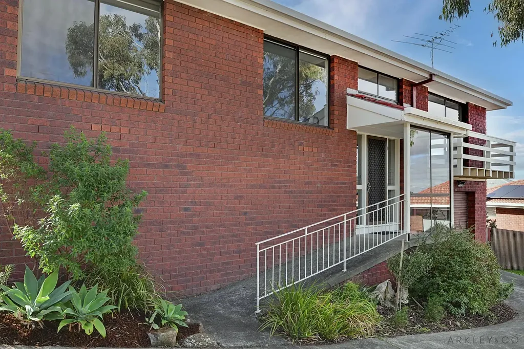 Lenah Valley 2房  Views, Space and Easy Living in a Quiet Lenah Valley Setting