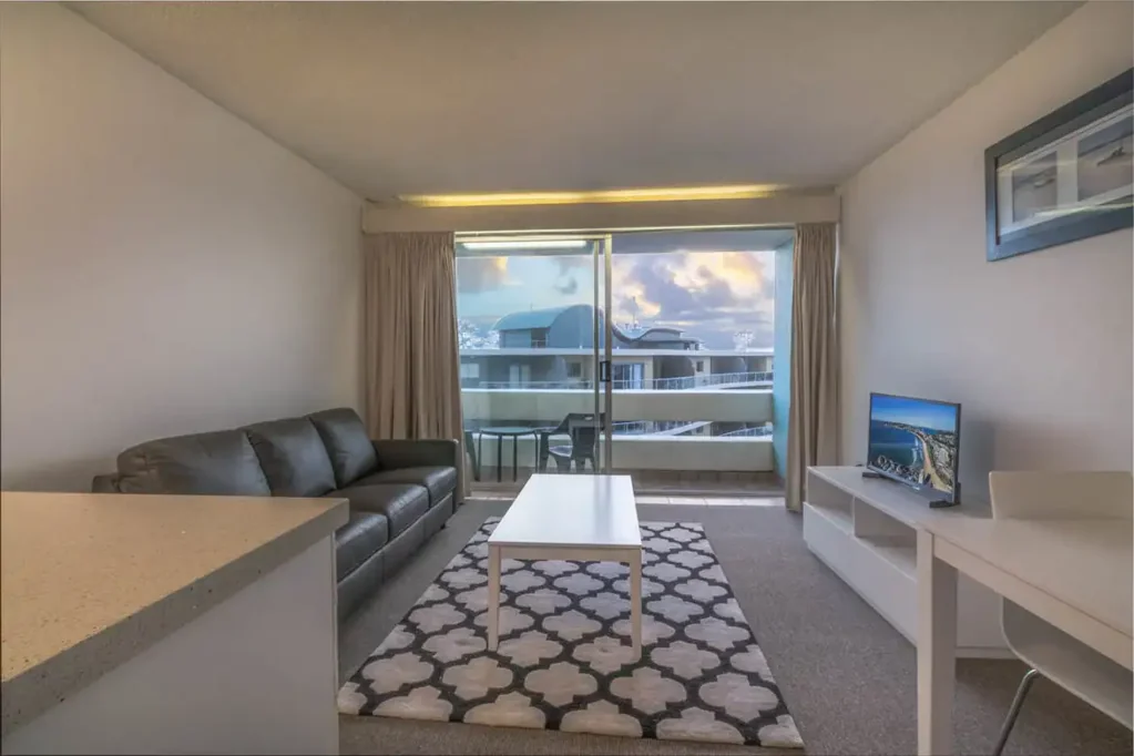 Fully Furnished Chic-Central Apartment