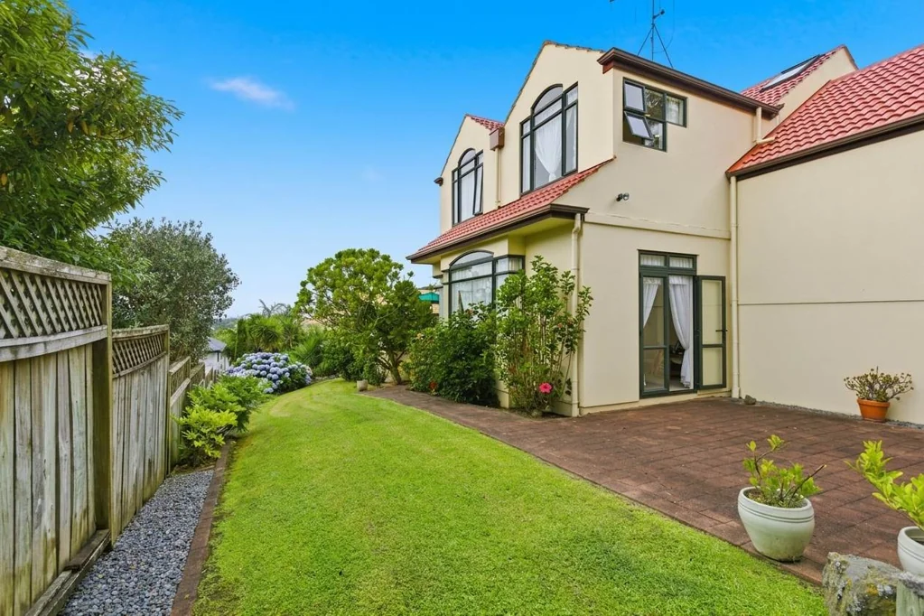 Murrays Bay 4ਬੈੱਡਰੂਮ Large Sunny Home with Sea Views in Rangi Zone