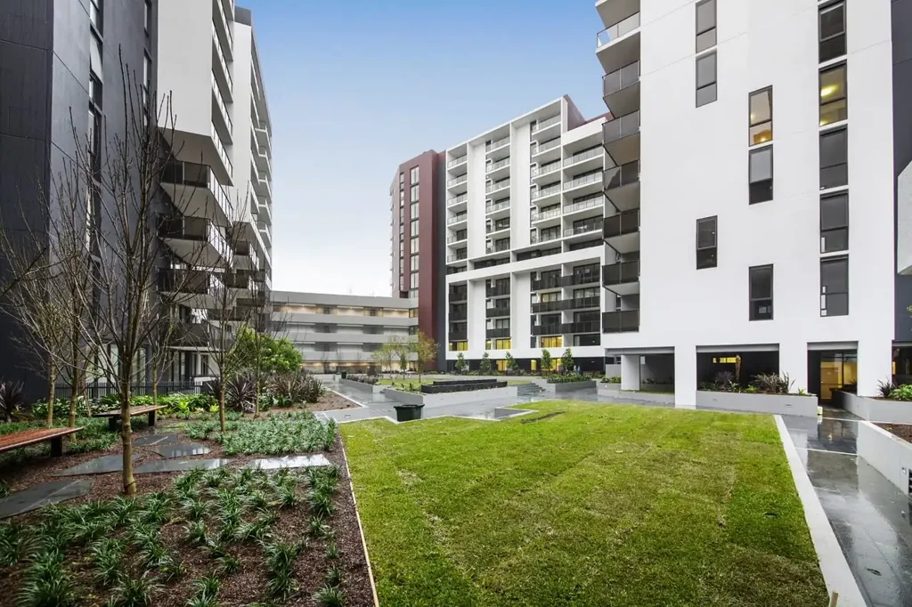 Spacious One-Bedroom Apartment with Versatile Additional Room