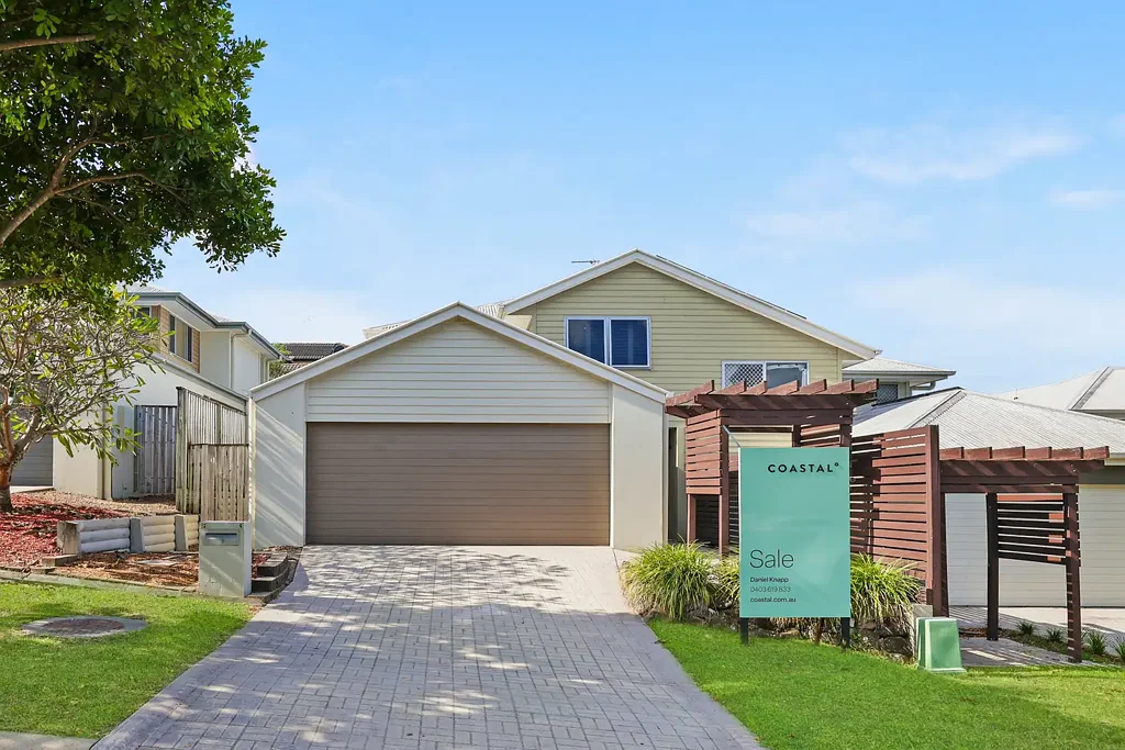 Varsity Lakes 3房  Oversized Contemporary Townhouse with Ultra-Low Body Corporate