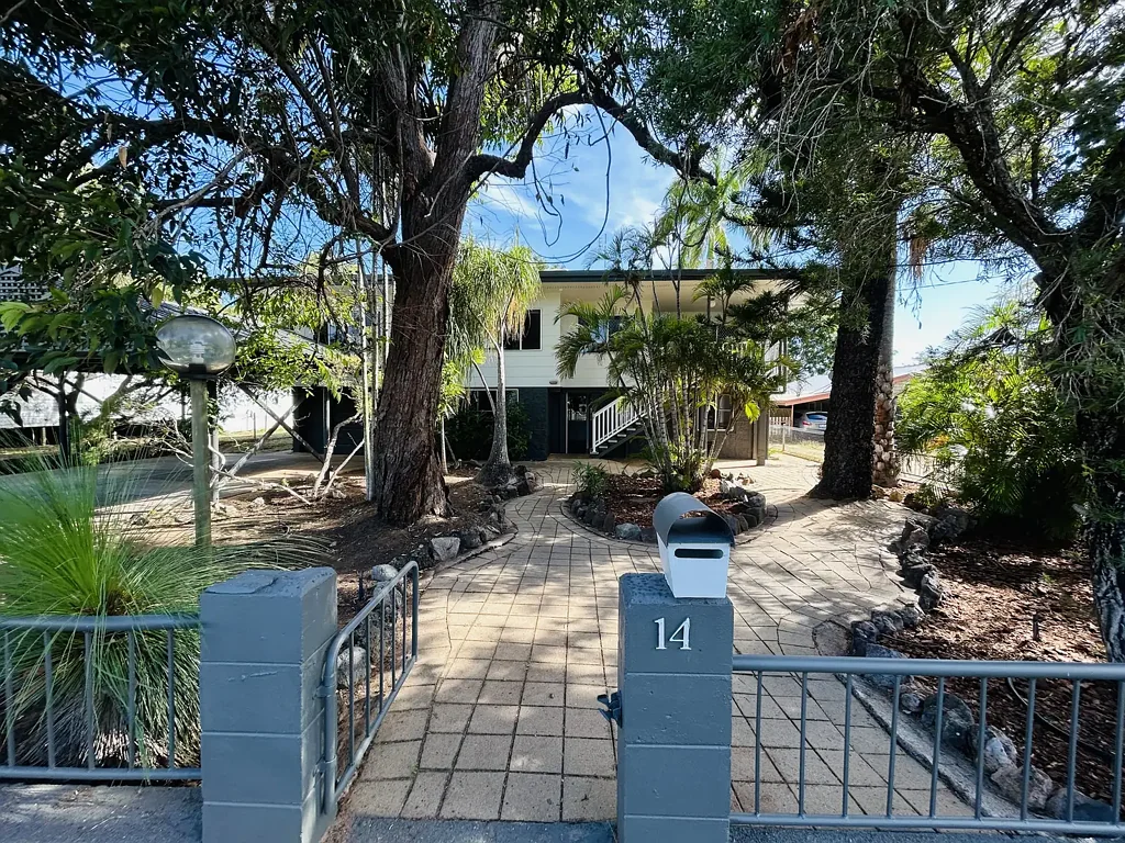 Richmond Hill 4Kwarto Welcome to your new home! This beautiful property features four spacious bedrooms and three bathrooms, making it ideal for your family's needs.