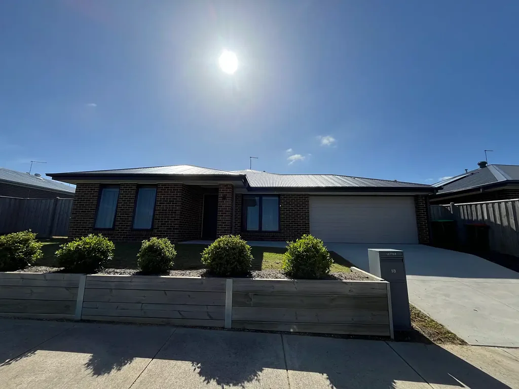 Near New 3 Bedroom Home In The Rise