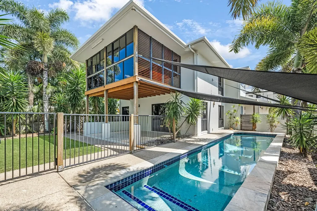 Blacks Beach 4બેડરૂમ Luxury Coastal Living with Space, Style & Ocean Breezes