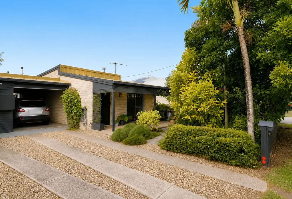 Burnett Heads 2房  Coastal Comfort with Established Gardens & Easy-Care Living-- 2/80 Burnett Heads Road, Burnett Heads QLD 4670