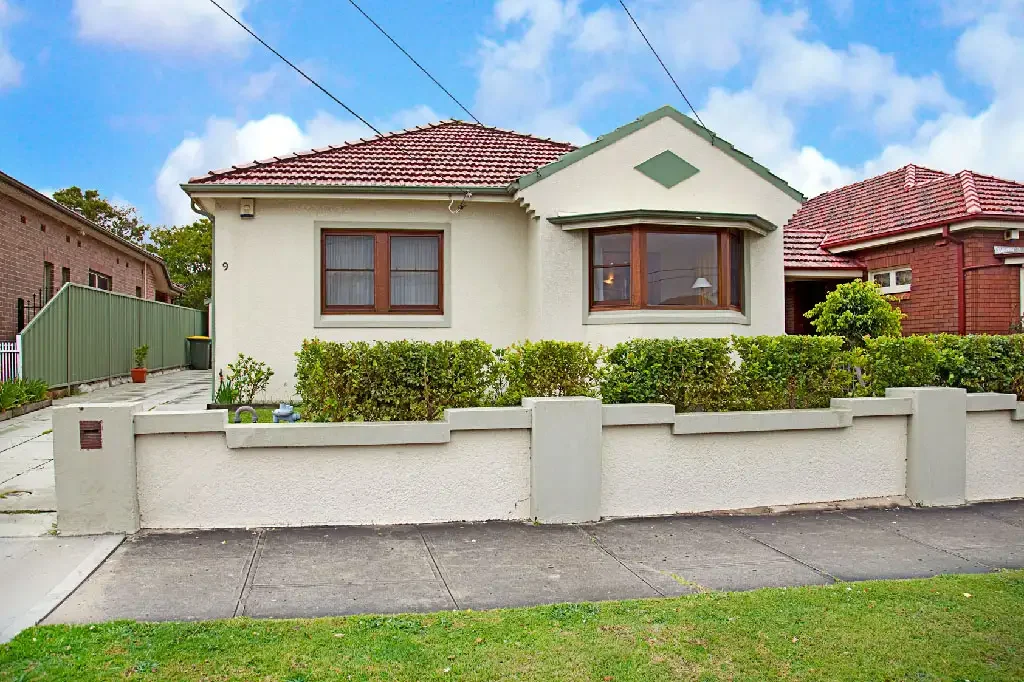 RENOVATED HOME, CLOSE TO WATERFRONT PARKS