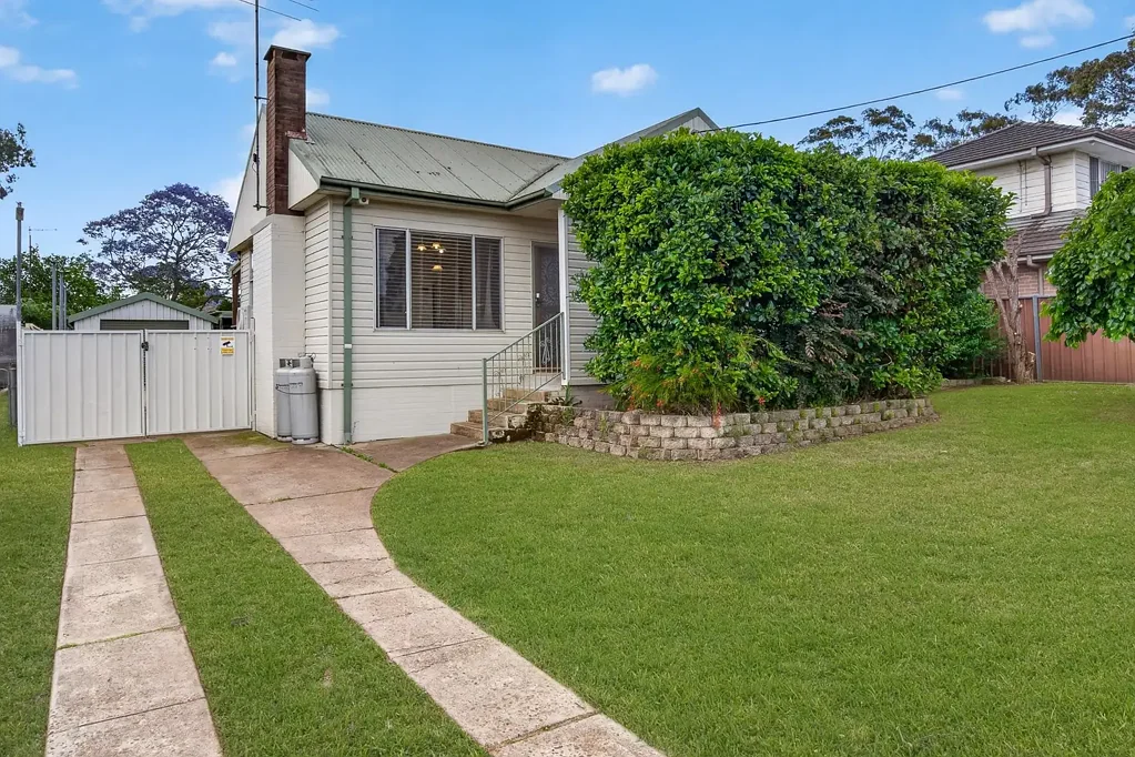 Riverstone 3 Bedroom Potential Plus - Three Bedroom, Two Bathrooms - 889m2 of Land
