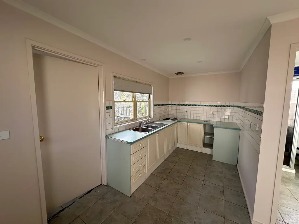 Rear bungalow in prime location-in the heart of Glenroy!