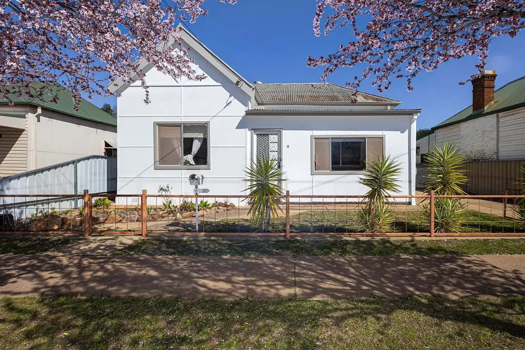 64 Hoskins Street, Temora, NSW 2666