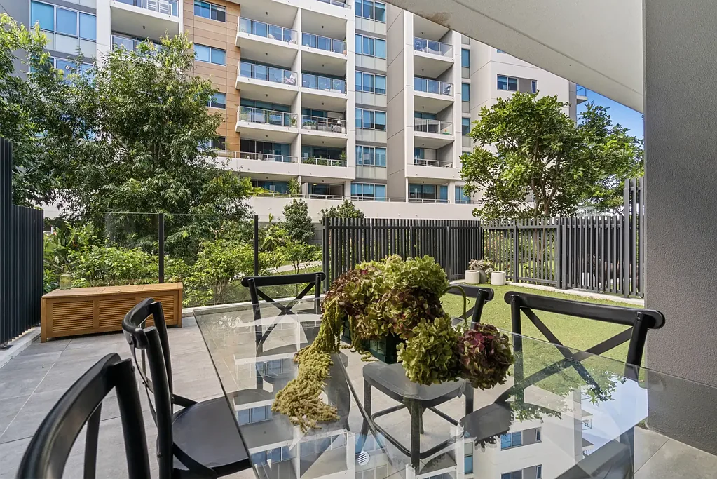 FULLY FURNISHED GROUND FLOOR EXECUTIVE APARTMENT IN SOUGHT-AFTER SOUTH LAKES