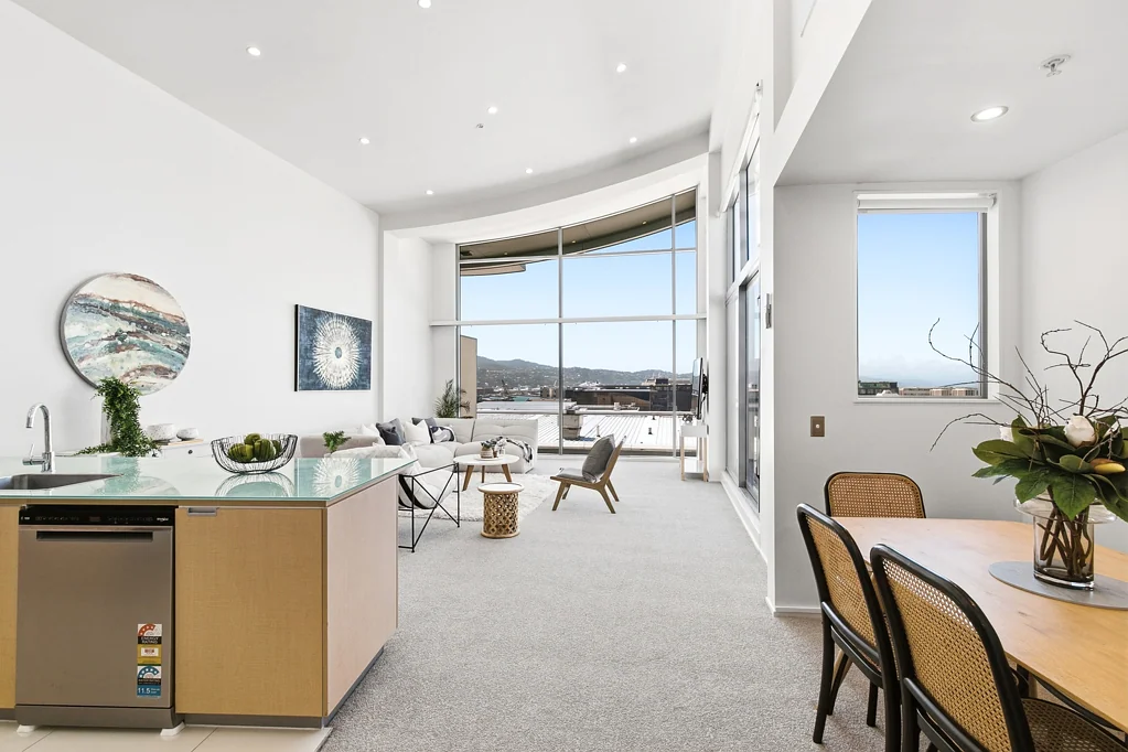 Te Aro 3房  Single level Sunny Penthouse with Superb Sea Views