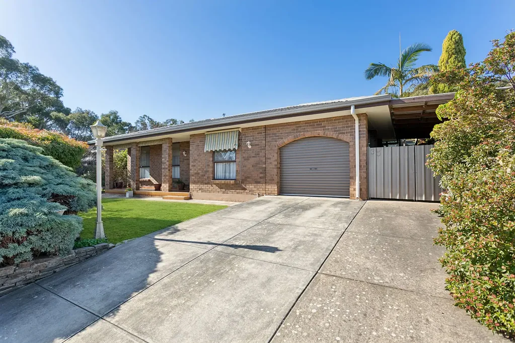 Fairview Park 3房  Fabulous 3-Bedroom Home Opposite Reserve in Prime Foothills Location